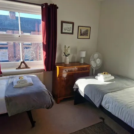 Pet-Friendly 2 Bed Home Near Chester Train Station. For 6 People. Exterior photo