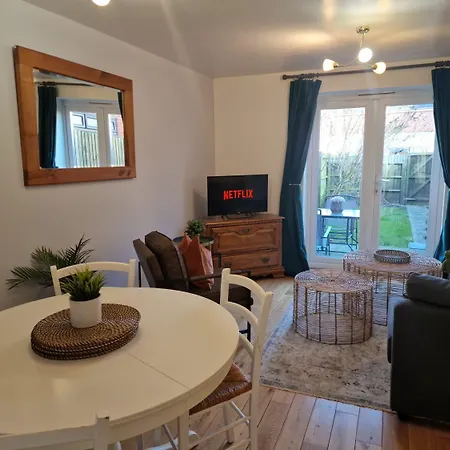 Pet-Friendly 2 Bed Home Near Chester Train Station. For 6 People. Exterior photo