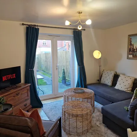 Pet-Friendly 2 Bed Home Near Chester Train Station. For 6 People. Exterior photo