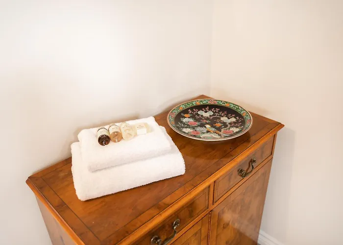 Pet-Friendly 2 Bed Home Near Chester Train Station. For 6 People.