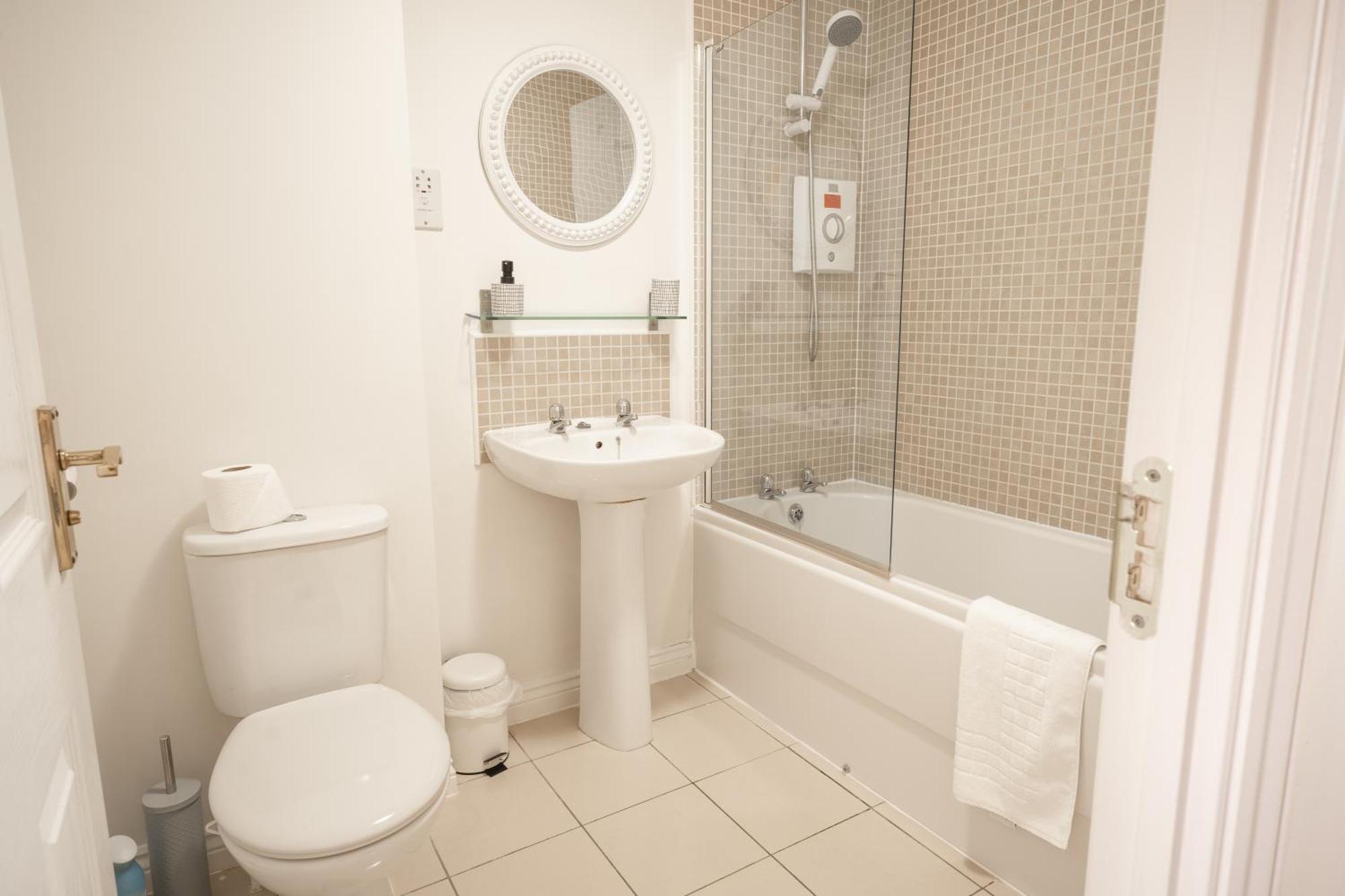 Pet-friendly 2 Bed Near Train Station. For 6 People. Holiday home