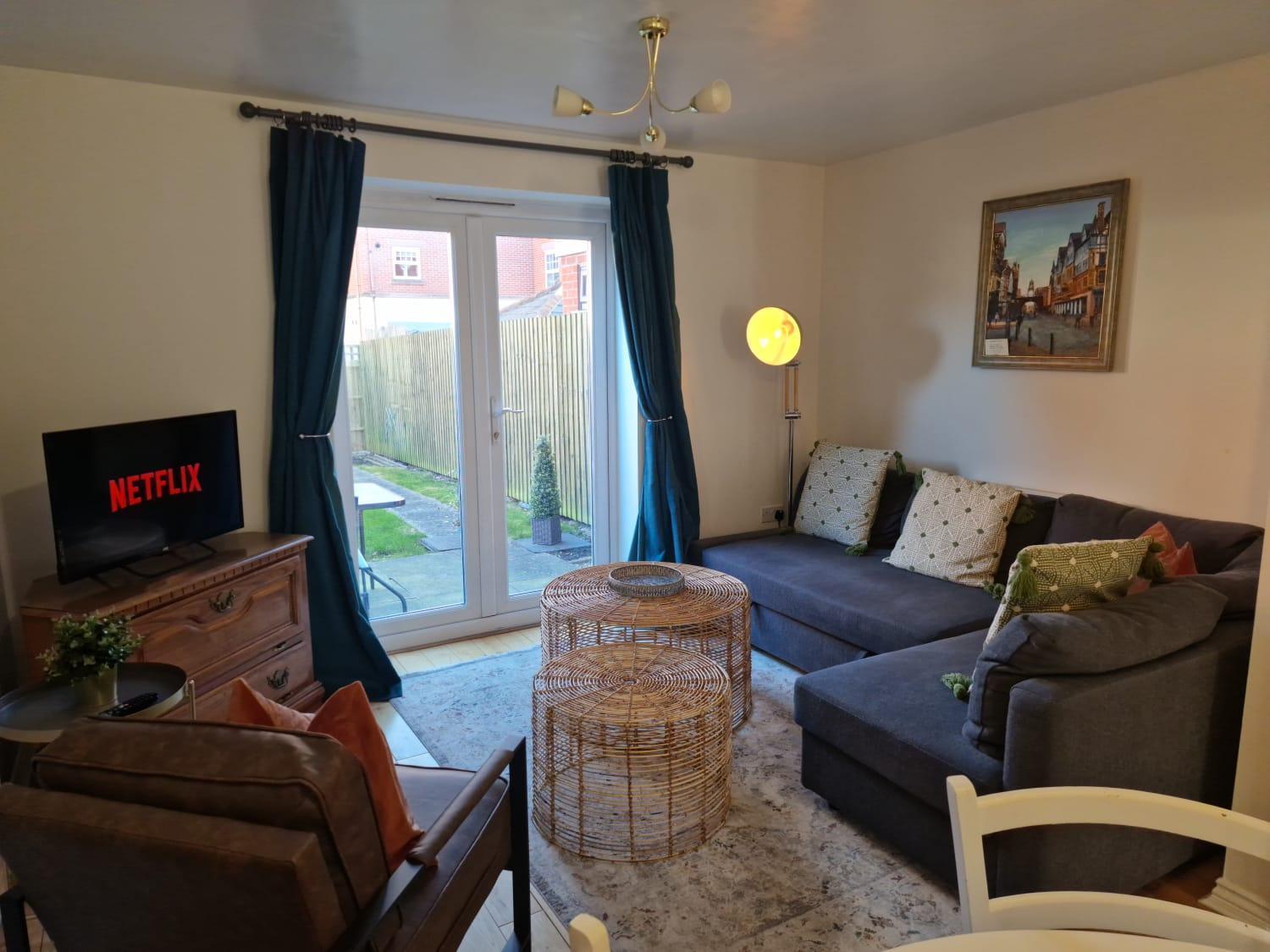 Pet-friendly 2 Bed Near Train Station. For 6 People. *