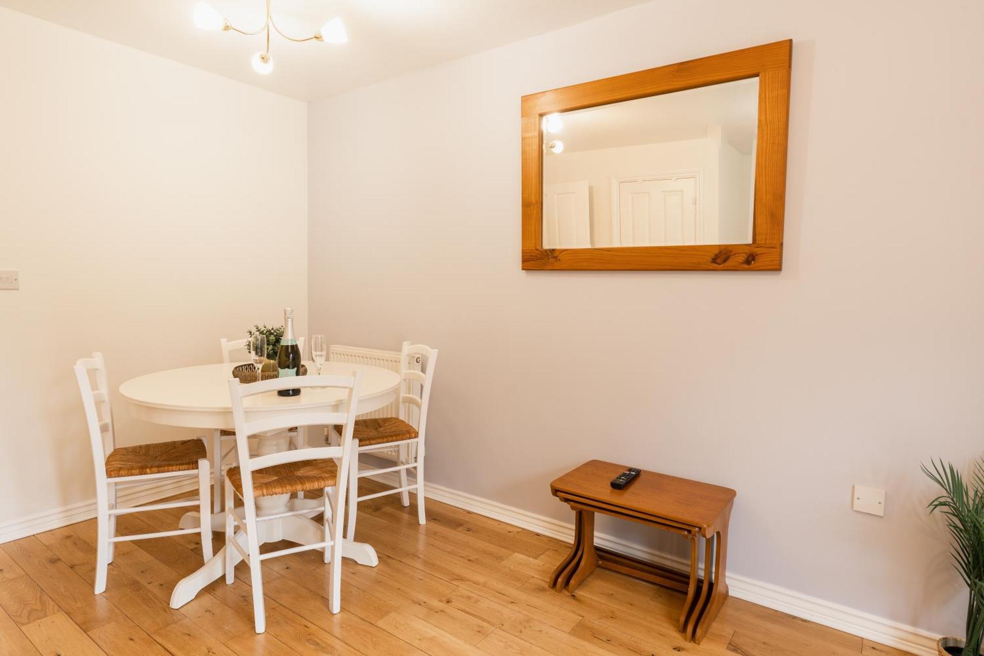 Pet-friendly 2 Bed Near Train Station. For 6 People. Chester
