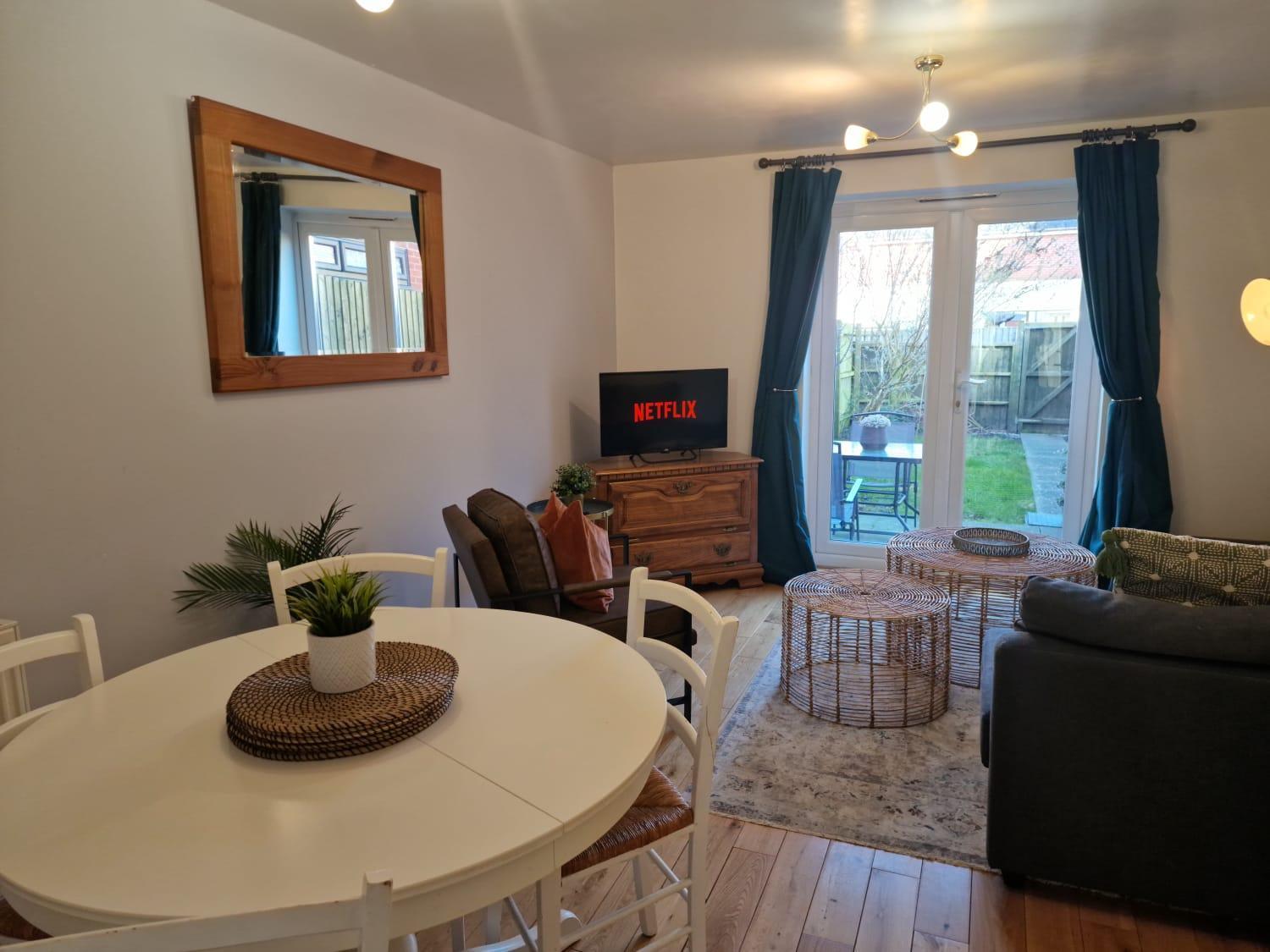 Pet-friendly 2 Bed Near Train Station. For 6 People. Holiday home *