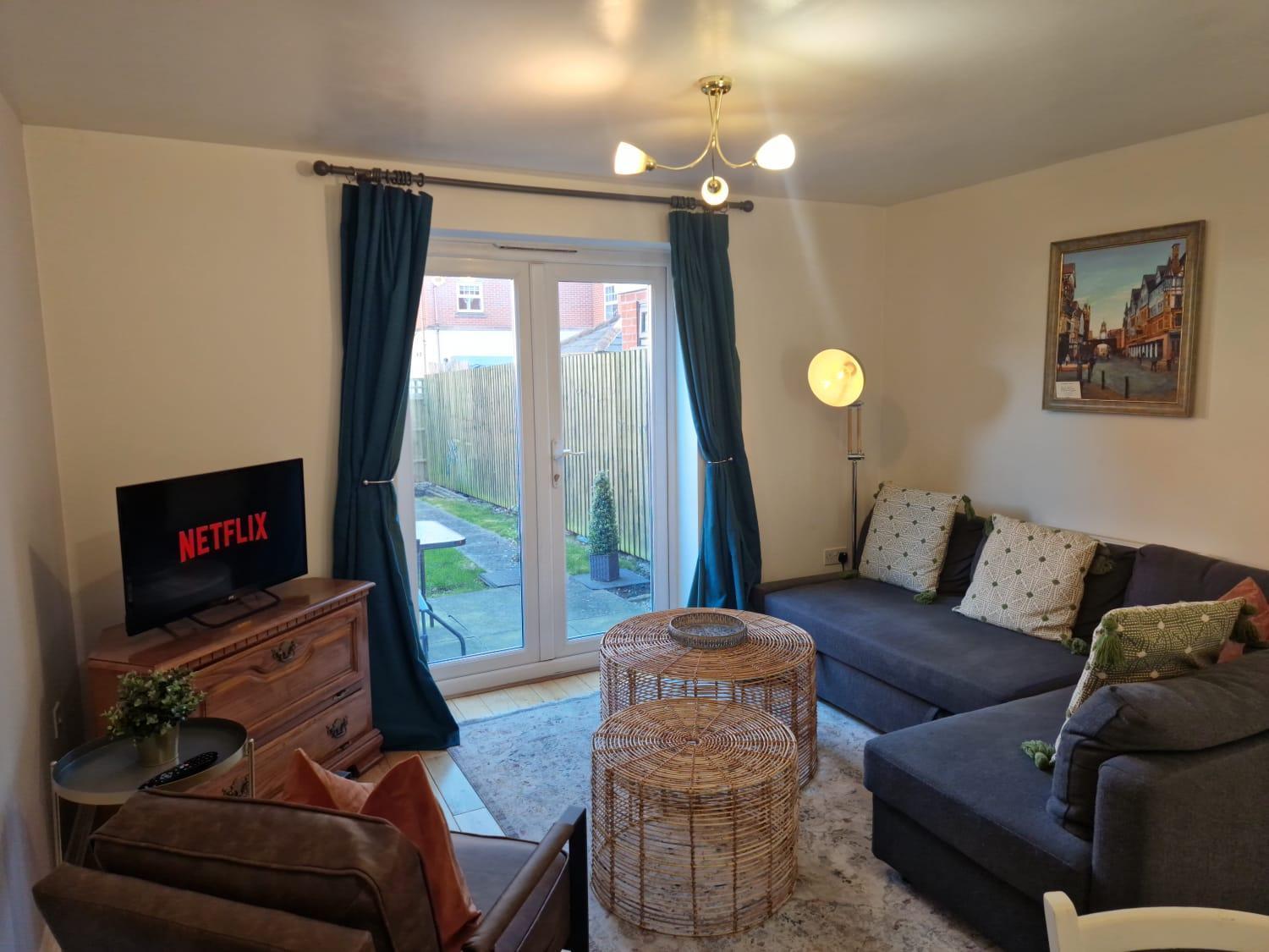 Pet-friendly 2 Bed Near Train Station. For 6 People.