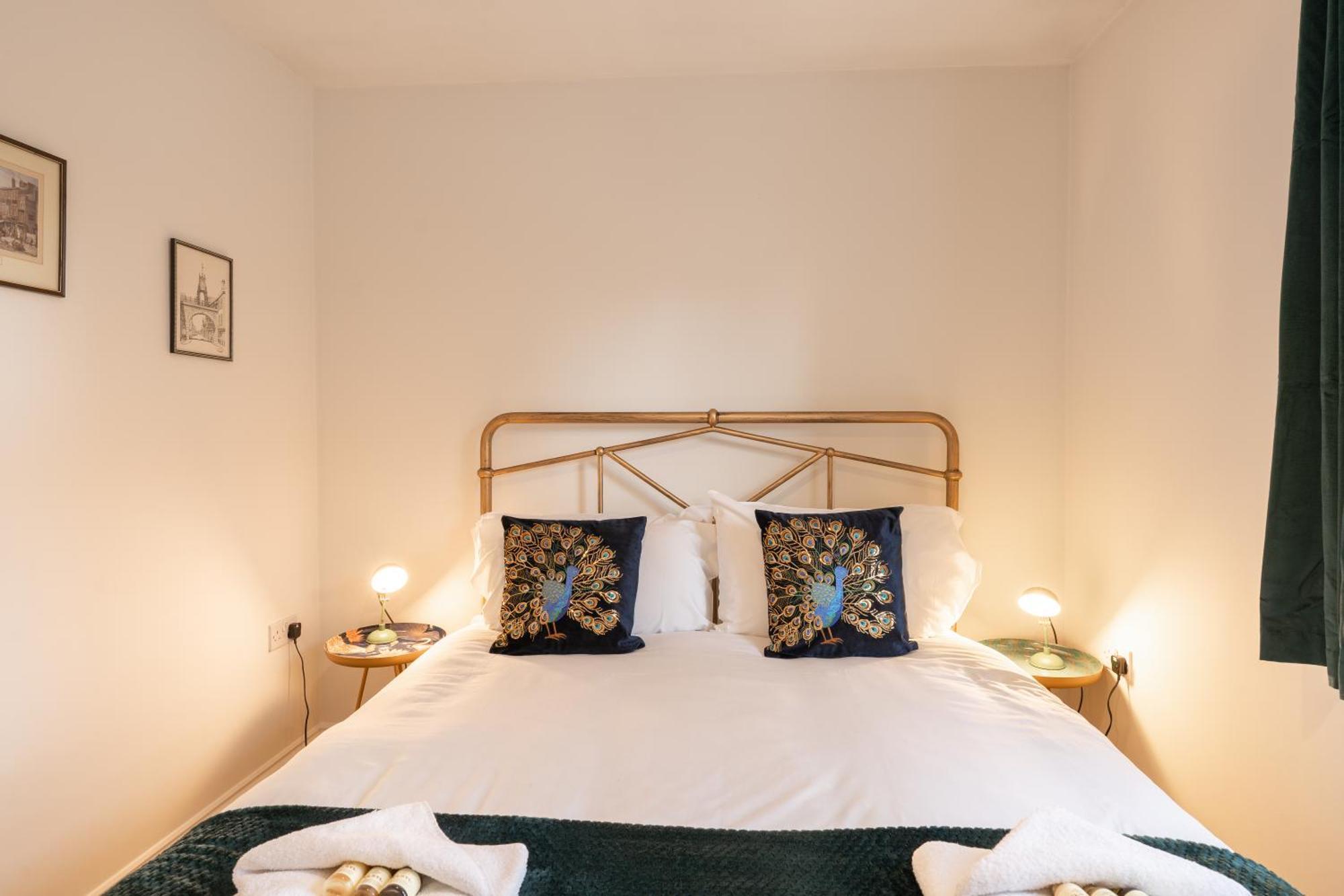 Pet-friendly 2 Bed Near Train Station. For 6 People.