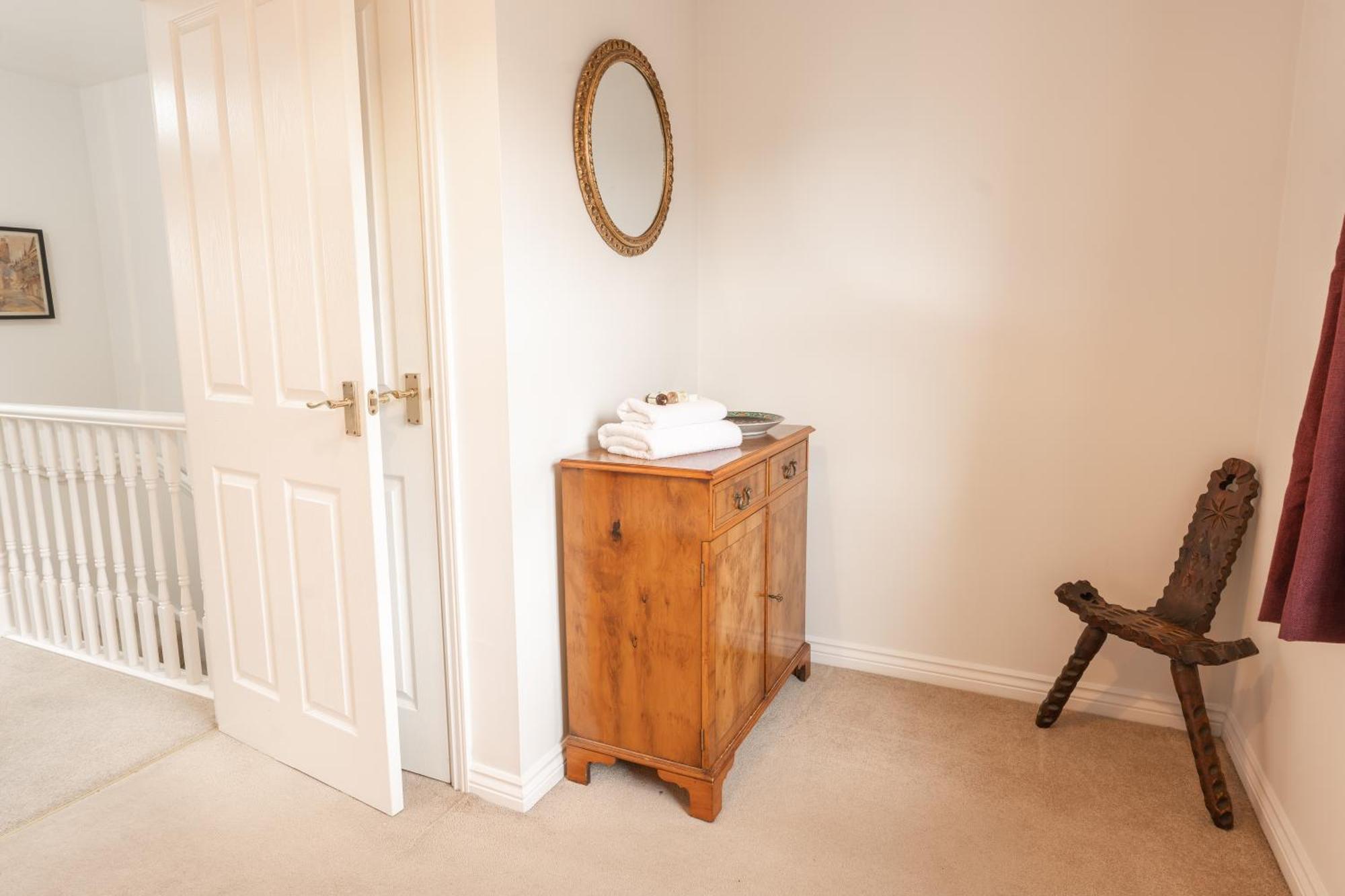 Pet-friendly 2 Bed Near Train Station. For 6 People. Holiday home