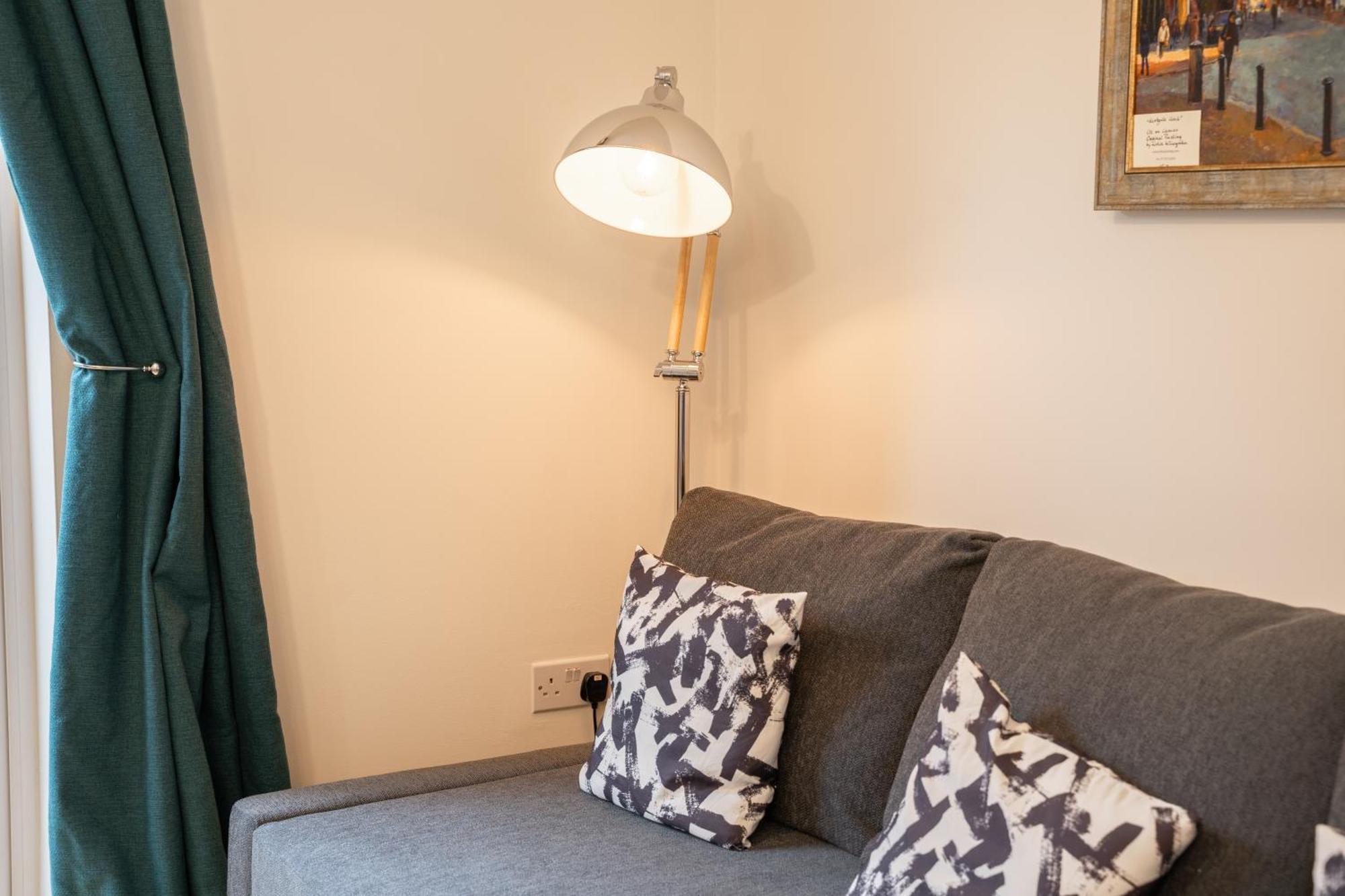 Pet-friendly 2 Bed Near Train Station. For 6 People. Holiday home
